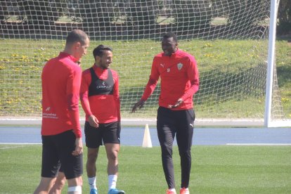 Umar Sadiq hablando con Joao Carvalho.