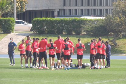 Los jugadores se toman un respiro antes de seguir entrenando.