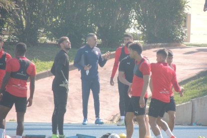 El míster sigue de charla mientras espera el equipo.