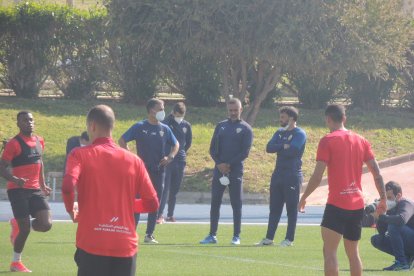 Gomes y el cuerpo técnico, atentos al trabajo.