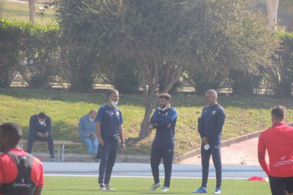 Los ayudantes del técnico no paran ni un segundo.