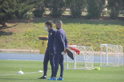 Víctor Fortes, preparador físico, con el entrenador.