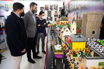 Dedica especial atención a las bandas de música que participan en las procesiones.