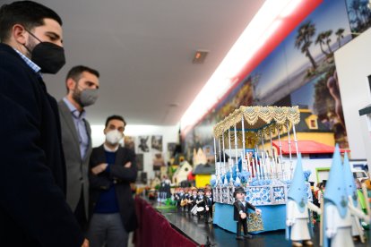 Aparecen otras hermandades como Estudiantes, Coronación y Sentencia.