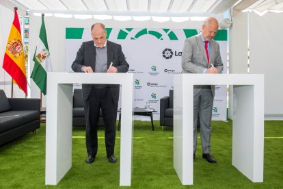 Acto de la firma del acuerdo entre la Junta y la LFP.