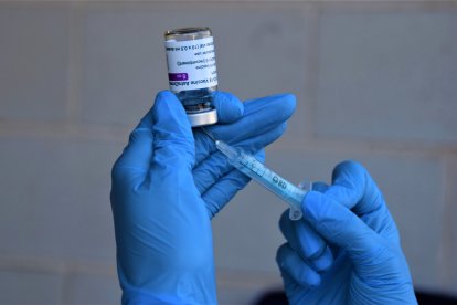 Preparación de una dosis de la vacuna de AstraZeneca.