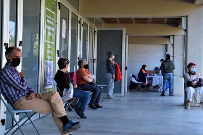 Esperando el tiempo de rigor tras recibir la vacuna de AstraZeneca.