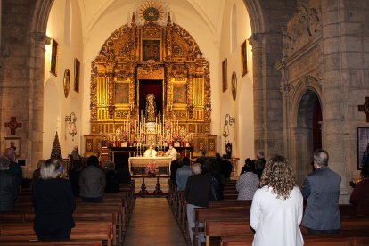 Devotos de la Virgen de la Soledad durante el septenario celebrado en su honor en la iglesia de Santiago Apóstol.