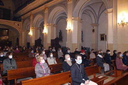 Devotos de Nuestra Señora del Primer Dolor durante el triduo celebrado en su honor en la iglesia de San Sebastián.