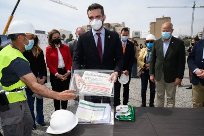 El alcalde, introduciendo los periódicos locales del día, como LA VOZ, en la urna.