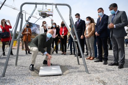 Colocación de la primera piedra.
