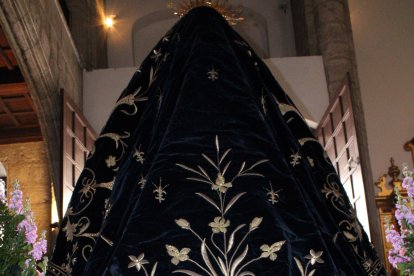 Impresionante manto que la familia Barbarín donó a la Virgen de la Soledad en 1835, con tres esmeraldas prendidas.