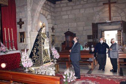 El canónigo de la Catedral Ramón Garrido ante la imagen de la Virgen de la Soledad.