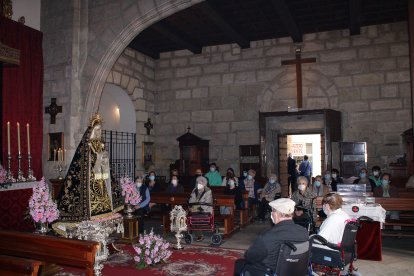 Devotos de la Virgen de la Soledad rezando el rosario en su veneración.