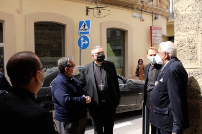 Mons. Antonio Gómez fue recibido por el párroco de Santiago y la Hermandad de la Soledad, entre otras personalidades.
