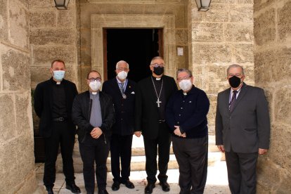 Mons. Antonio Gómez fue recibido por el párroco de Santiago y la Hermandad de la Soledad, entre otras personalidades.