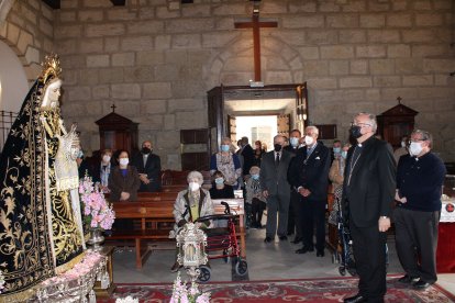 El obispo coadjutor ante la Virgen de la Soledad a su llegada a la iglesia de Santiago.