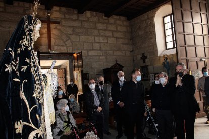 El obispo coadjutor ante la Virgen de la Soledad dirigiendo el rezo del Ángelus.