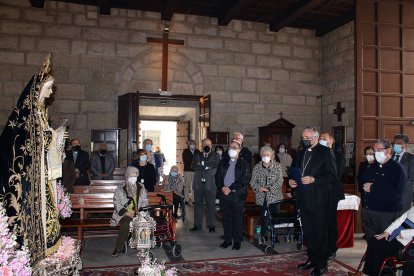 El obispo coadjutor ante la Virgen de la Soledad dirigiendo el rezo del Ángelus.