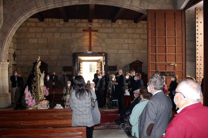 El obispo coadjutor ante la Virgen de la Soledad dirigiendo el rezo del Ángelus.