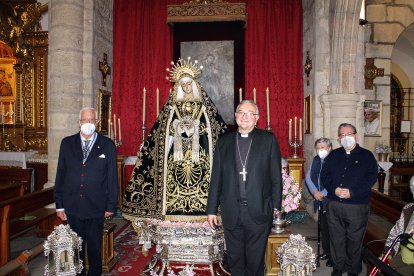El teniente hermano mayor de la Hermandad de la Soledad, el obispo coadjutor y el párroco de Santiago Apóstol ante la Virgen.