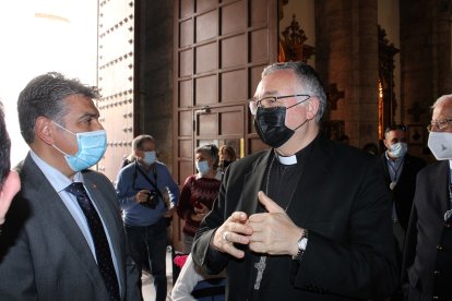 Mons. Antonio Gómez y el concejal Miguel Cazorla.