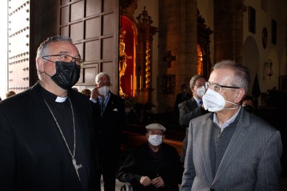 Mons. Antonio Gómez y el arquitecto Eduardo Blanes.