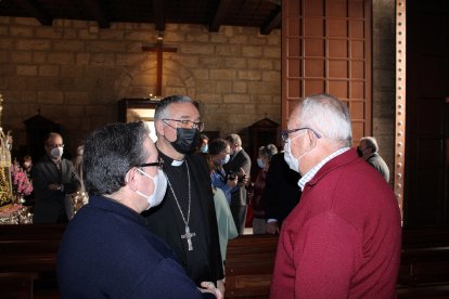 Mons. Antonio Gómez saludo a distintos miembros de la Hermandad y de la parroquia de Santiago Apóstol.