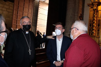 Mons. Antonio Gómez saludo a distintos miembros de la Hermandad y de la parroquia de Santiago Apóstol.