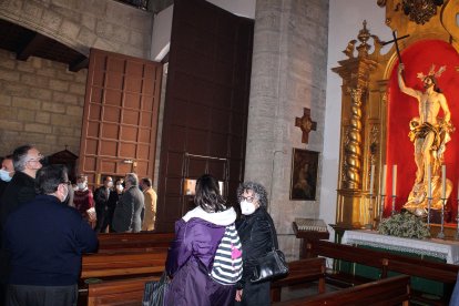 Mons. Antonio Gómez ante la imagen de Jesús Resucitado, titular de la Agrupación de Hermandades y Cofradías.