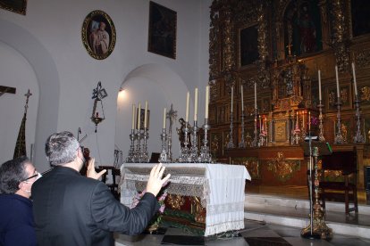 Mons Antonio Gómez junto al párroco de la iglesia de Santiago, Francisco Escámez.