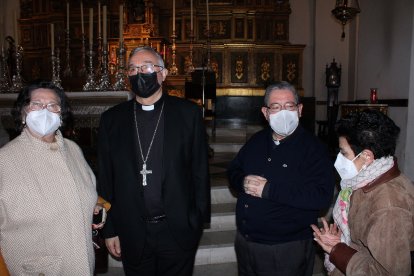 Mons. Antonio Gómez saludo a distintos miembros de la Hermandad y de la parroquia de Santiago Apóstol.