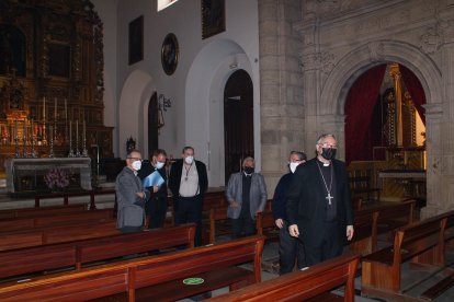 Mons. Antonio Gómez saludo a distintos miembros de la Hermandad y de la parroquia de Santiago Apóstol.