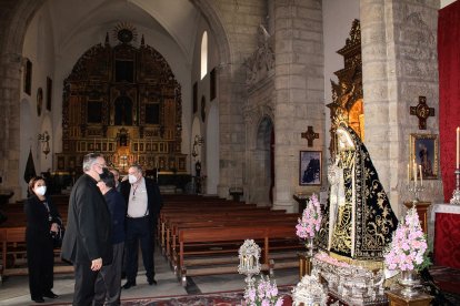 El obispo Antonio Gómez Cantero ante la imagen de la Virgen de la Soledad a la conclusión del rezo del Ángelus.