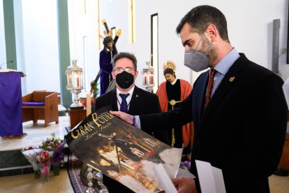 Visita institucional del alcalde a la Hermandad del Gran Poder.