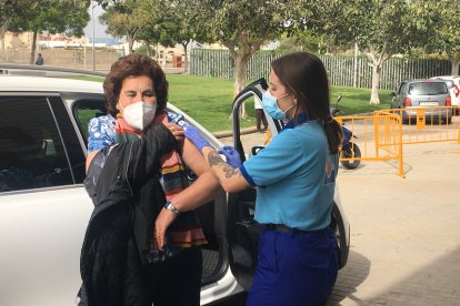 Carmen García Navarro, de 64 años, tras ser vacunada.