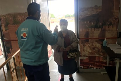 Toma de temperatura antes de acceder al recinto.