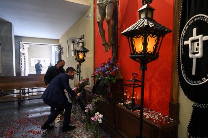 Ofrenda floral bajo los pies del Cristo del Perdón.