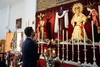 El alcalde, ante los titulares de la Hermandad de la Coronación.