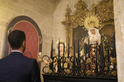 Ramón Fernández-Pacheco, ante la Esperanza.