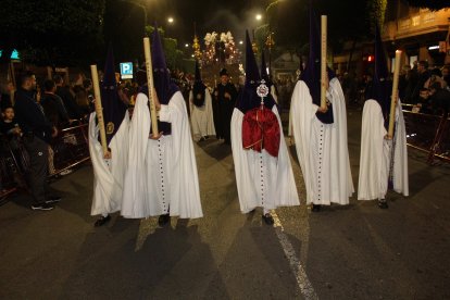 Reliquia ante el paso del Señor de la Sentencia.