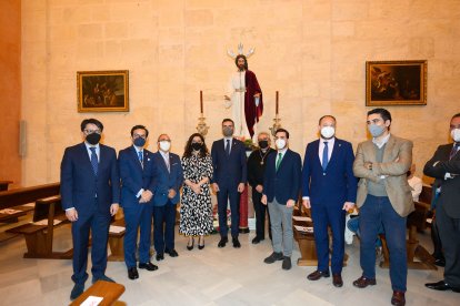 La visita municipal, ante el Señor del Prendimiento.