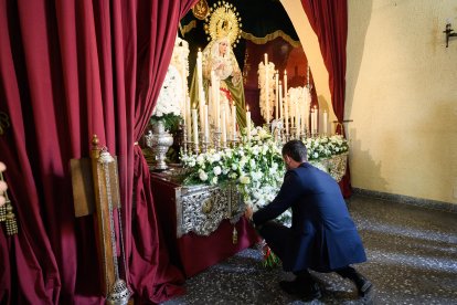 Ofrenda floral del alcalde a los pies de la Macarena.