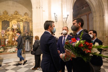 El alcalde, Carlos Sánchez y el diputado autonómico Ramón Herrera, con el hermano mayor de los Estudiantes, Antonio Salmerón.