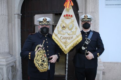 El guión de la Banda del Carmen ante la puerta del palacio de los Puche.
