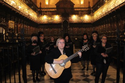 Coro Amor y Esperanza, Hermandad de Estudiantes, durante la misa.