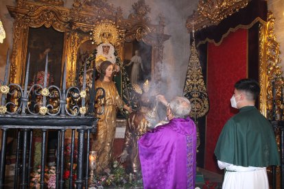 Incesando a las imágenes titulares de la Hermandad de Estudiantes.