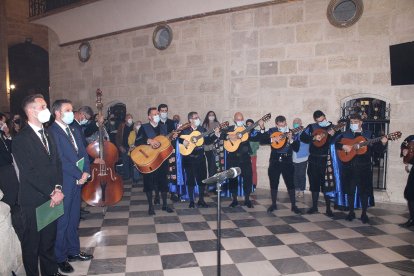 Hermano mayor de Estudiantes y la Tuna de la Universidad de Almería cantándole a la Virgen del Amor y la Esperanza.