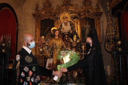 La tuna de la Universidad de Almería hizo entrega de un ramo de flores a la Virgen del Amor y la Esperanza.