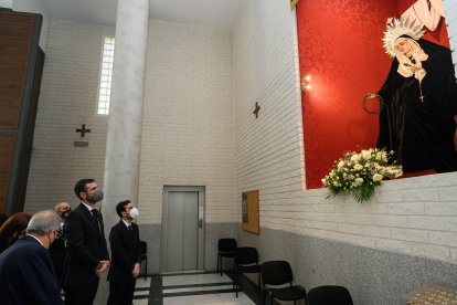 El alcalde, el concejal y el hermano mayor ante la titular mariana de Caridad.